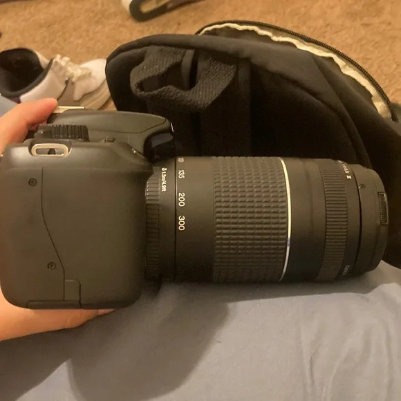 Canon Black DSLR Camera - Picture 4 of 9